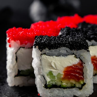 Ролл с черной и красной масаго в Sushi7 по цене 617 ₽