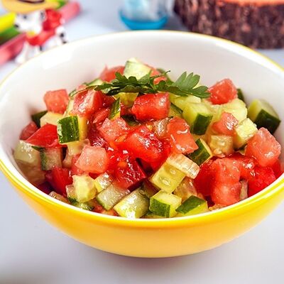 Салатик из свежих овощей в Сулугуни по цене 264 ₽