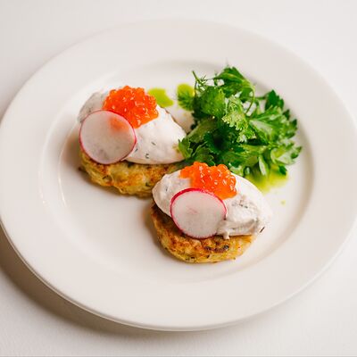 Драники из картофеля и цукини с риетом из лосося и красной икрой в Круча по цене 720 ₽