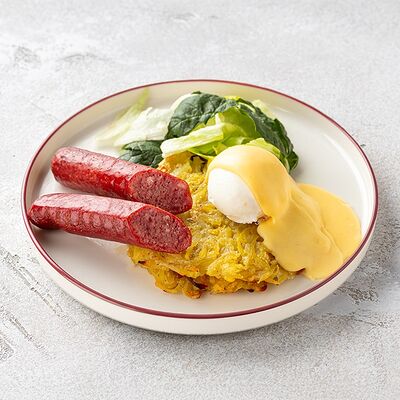 Драники с яйцом пашот и колбасками из говядины в Шоколадница по цене 470 ₽