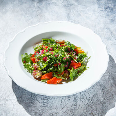Салат рукола с неркой дикого вылова и томатами в Гастродача Вселуг по цене 1100 ₽