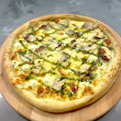 Пицца с курицей, песто и творожным сыром 30 см в Grillwood по цене 910 ₽