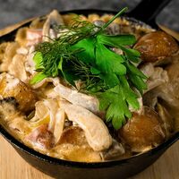 Сковородка с курицей и грибами в Гостиный дом