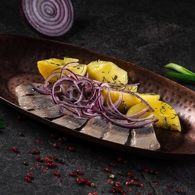 Сельдь с ялтинским луком и картофелем в Добрый Мерлин по цене 495 ₽