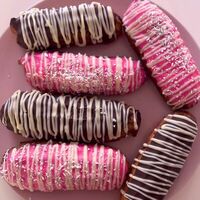 Эклер с творожным кремомв Донатс Лаб