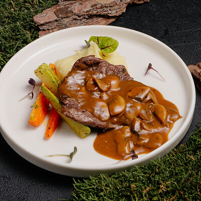 Отбивная из говядины с картофельным пюре и соусом демигласв Реконструкция по цене 880 ₽