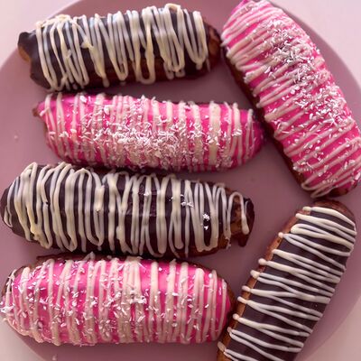 Эклер с творожным кремомв Донатс Лаб по цене 200 ₽