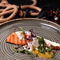 Лосось на гриле с пюре из зеленого горошка и соусом из фенхеля в Domum