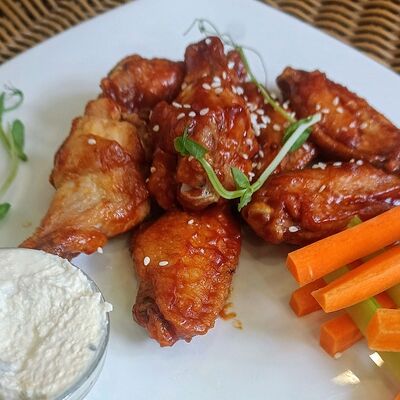 Куриные крылышки в соусе барбекю и блю чиз в Рембрандт по цене 420 ₽