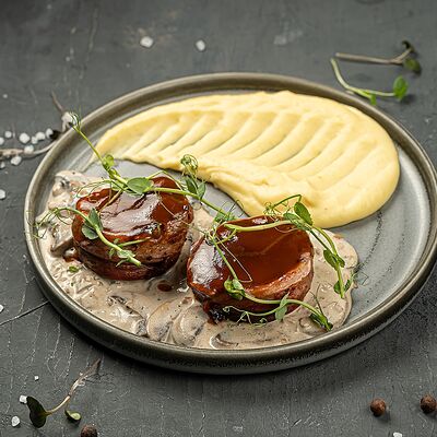 Медальоны с беконом в сливочно-грибном соусе в Гвозди по цене 790 ₽