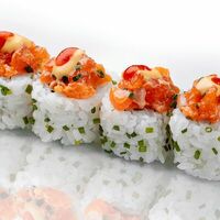 Ролл с тартаром из лосося в Sushi Outlet