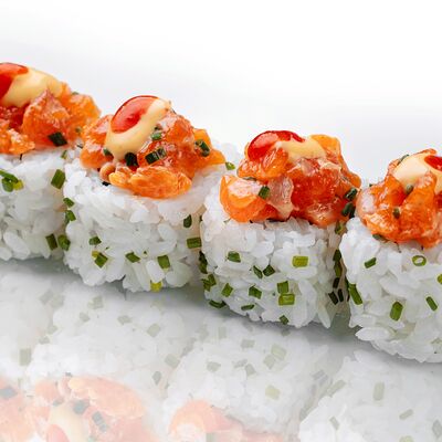 Ролл с тартаром из лосося в Sushi Outlet по цене 985 ₽