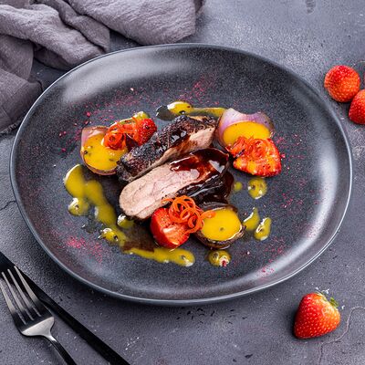 Утка Розе в винно-виноградном соусе в Encore Cafe по цене 1200 ₽