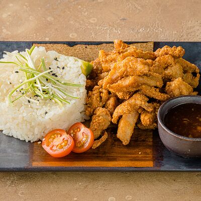 Хрустящая курица с кисло-сладким чили соусом в Maneki по цене 540 ₽