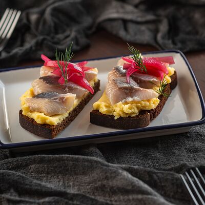 Бутерброд с сельдью в Борщ по цене 230 ₽