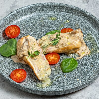 Куриное филе с беконом, сыром дорблю и сливочно-грибным соусом в Шато Винтаж по цене 1060 ₽