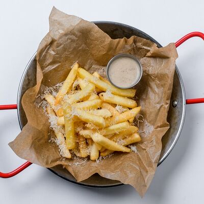 Картофель фри с сыром пармезан и грибным соусом в Базар по цене 400 ₽