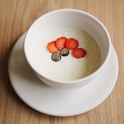 Каша рисовая со свежими ягодами на молоке в Сыроварня по цене 300 ₽