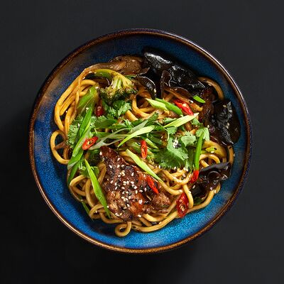 Гречневая лапша со свининой в соусе сладкий чили в Inwok по цене 560 ₽