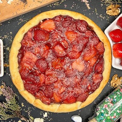 Клубничный пирог в Barbara Пироги/Пицца/Роллы по цене 950 ₽