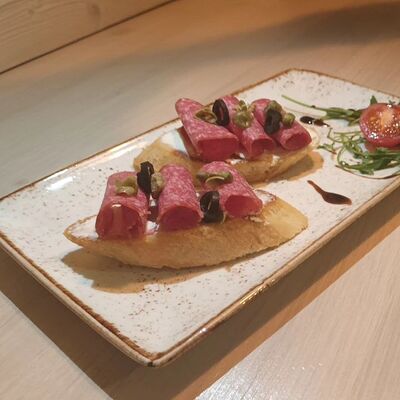 Брускетты с пепперонив Cafe Family по цене 390 ₽