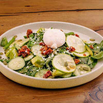 Зеленый салат с авокадо, киноа и яйцом пашот в Sunny cafe по цене 830 ₽