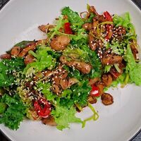 Теплый салат с курицей и вешенками в рестобар Chester