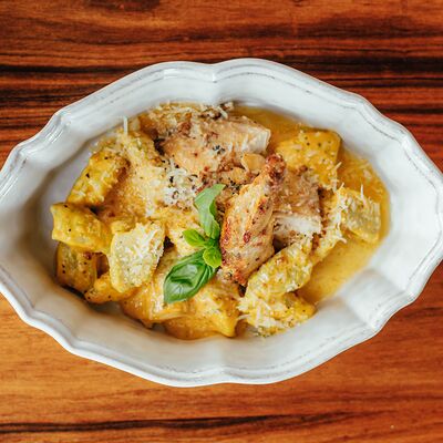 Судак со страчателлой в неаполитанском соусе в Макадамия по цене 940 ₽