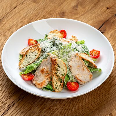 Салат Цезарь с курицей в Sia bar по цене 720 ₽