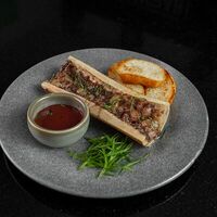 Запеченная мозговая кость с ягодным соусом и бриошью в Рестобар Гриль 39