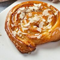 Слойка с яблочной начинкойв Поль Бейкери