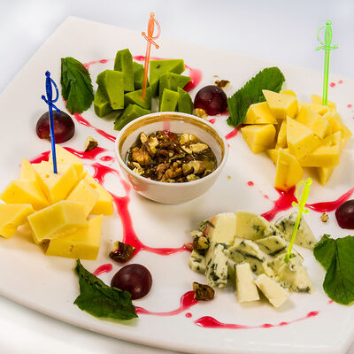 Сырная тарелка в Комедия по цене 33 р.