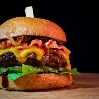 Бургер BBQ с беконом в Red Rocket Bar