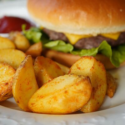 Бургер с говяжьей котлетой и сыром чеддер в Hello olivia по цене 750 ₽