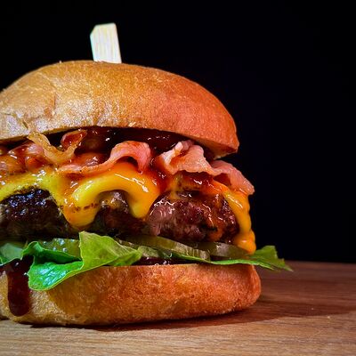 Бургер BBQ с беконом в Red Rocket Bar по цене 770 ₽
