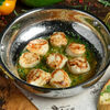 Гребешок с чесночным маслом на сковороде в Villa Pasta по цене 1700