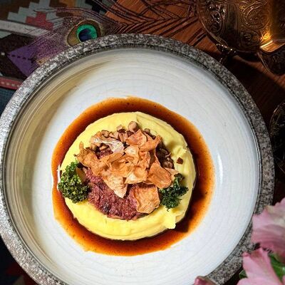 Томлёная телятина в мясном соусев Куркума по цене 870 ₽