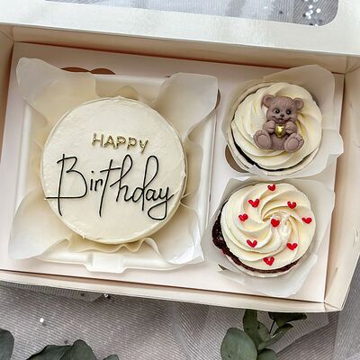 Бенто-торт и 2 капкейка-тортика в стаканчике для мужа с мишкой в О! Тортик по цене 3490 ₽