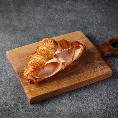 Круассан с пастрами из индейки в Zest Coffee & Wine по цене 520 ₽