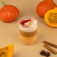 Кофе Латте Пряная тыква с земляникой в Пекарня Буханка