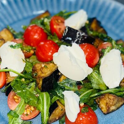 С хрустящими баклажанами салат в Каролина по цене 609 ₽