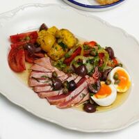 Салат с тунцом, овощами и яйцомв Pame