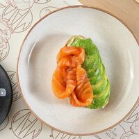 Брускетта с лососем и авокадо в Кафе Май