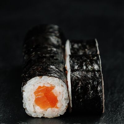 Маки с лососем в Суши скат по цене 350 ₽