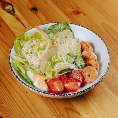 Салат Цезарь с креветками в Наше место по цене 730 ₽