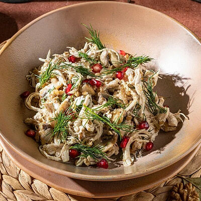 Теплый салат с куриной грудкой, шампиньонами и грецкими орехами в Джонджоли по цене 490 ₽