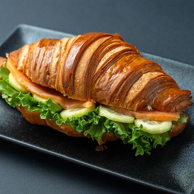 Сэндвич с лососем и зеленым маслом в Два веселых гуся по цене 820 ₽