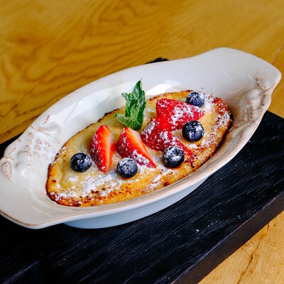 Творожная запеканка с ягодами в Сыроварня по цене 500 ₽