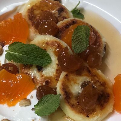 Сырники со сметаной и вареньемв Кинто по цене 597 ₽