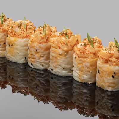 Ролл в маменори с креветкой темпура, гребешком и соусом спайси в Bluefin по цене 2660 ₽